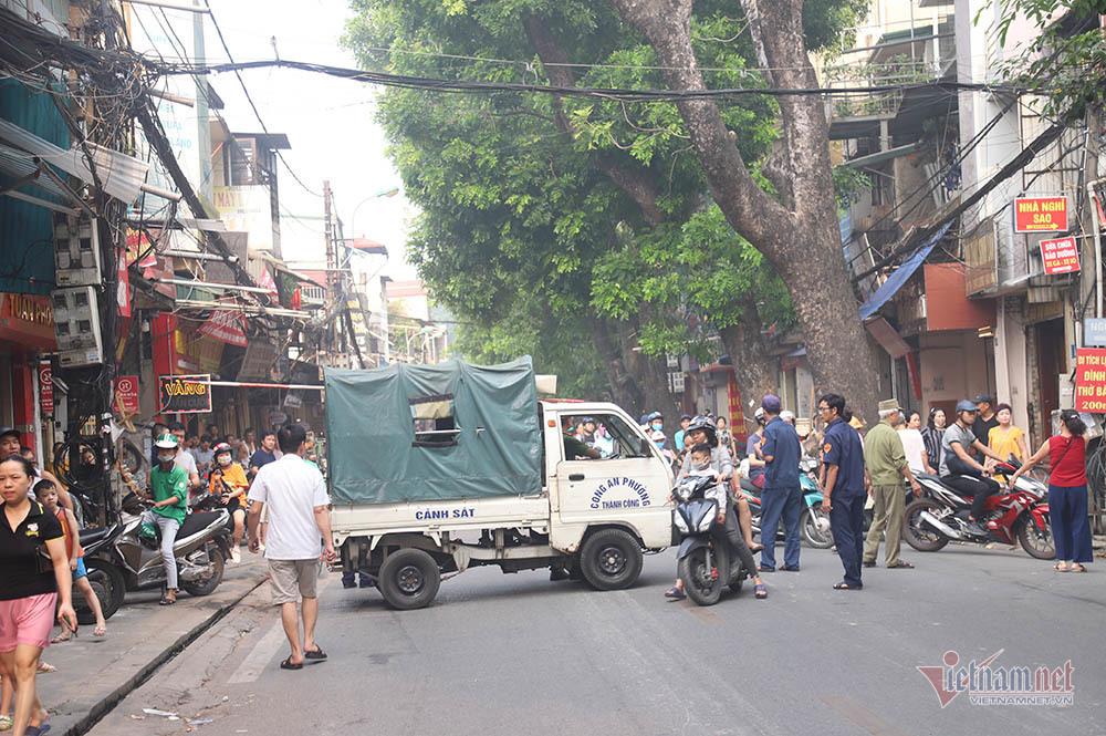 Phá cửa, bắc thang dập lửa cửa hàng nội thất 4 tầng phố Đê La Thành-5