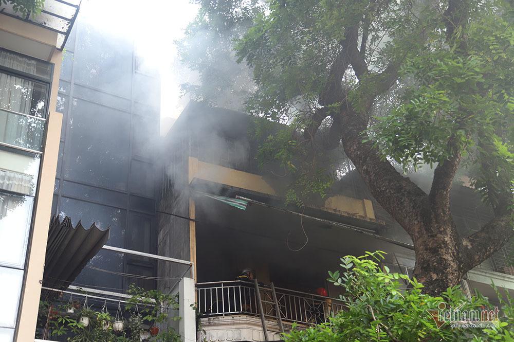 Phá cửa, bắc thang dập lửa cửa hàng nội thất 4 tầng phố Đê La Thành-2