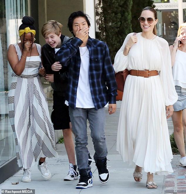 Angelina Jolie vẫn nói chuyện với chồng cũ dù đã ly hôn 17 năm-2