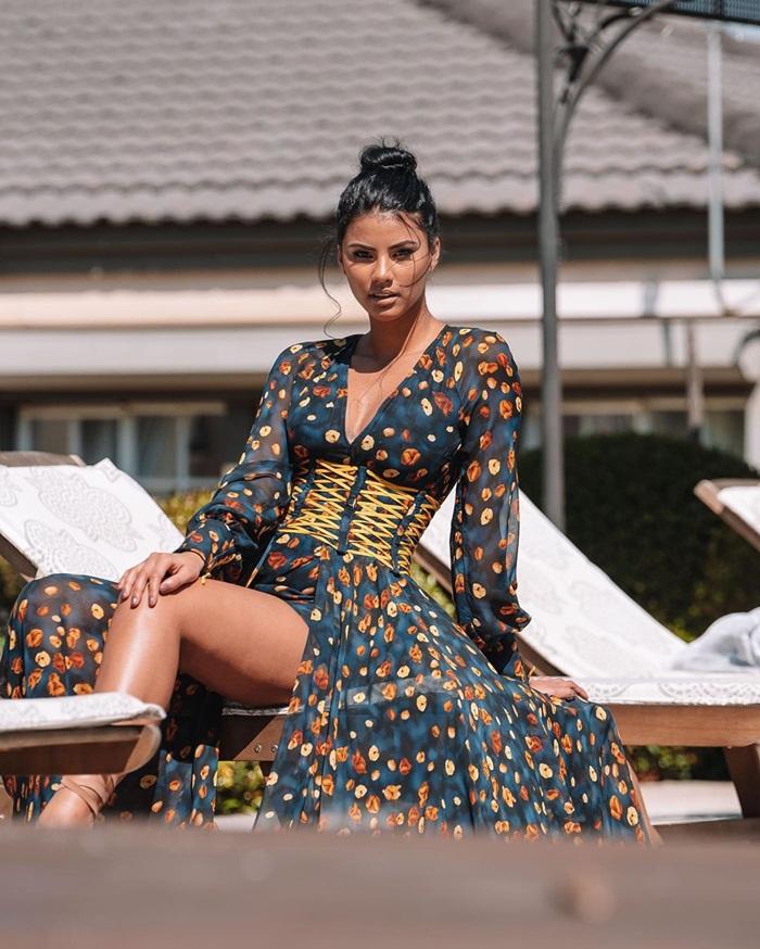 Á hậu 1 Hoa hậu Hoàn vũ 2018 - Tamaryn Green (Nam Phi) diện đầm họa tiết cắt xẻ khoe chân dài gợi cảm.