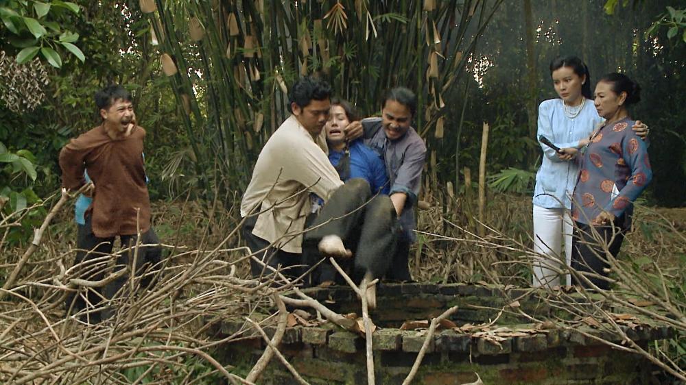 Nhật Kim Anh tố đạo diễn cột tạ vào chân, bắt ngâm mình 8 tiếng dưới nước-2