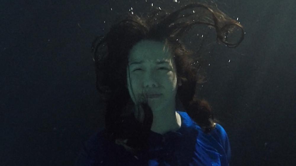 Nhật Kim Anh tố đạo diễn cột tạ vào chân, bắt ngâm mình 8 tiếng dưới nước-3