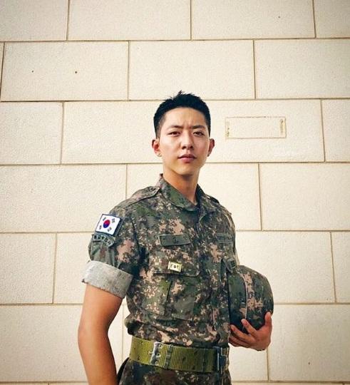 CNBLUE Lee Jung Shin chia sẻ hình ảnh trong quân đội nhằm gửi lời cảm ơn tới những người chúc anh sinh nhật vui vẻ.