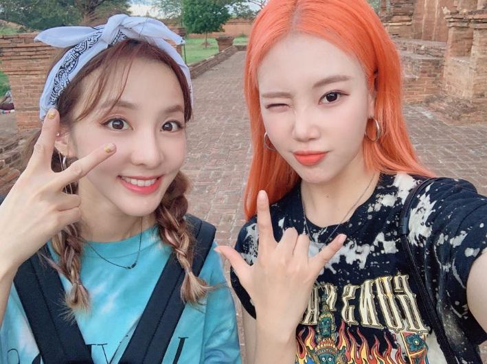 MOMOLAND JooE khoe ảnh thân thiết bên đàn chị Sandara Park. Cư dân mạng cũng không khỏi choáng váng khi biết Sandara lớn hơn đàn em tới 13 tuổi.