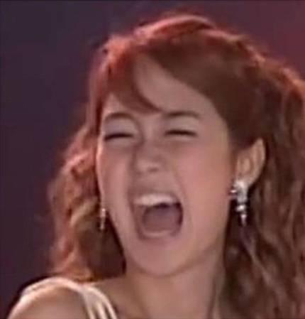 Mới đây, người đẹp "nữ hoàng tuyết" Sung Yuri đăng tải một bức ảnh tự "dìm hàng" bản thân lên Instagram. Được biết, hình ảnh được chụp lại từ hơn 10 năm trước khi cô còn hoạt động cùng nhóm Fin.K.L. Sung Yuri còn hài hước tiết lộ: "Khi tôi cười khuôn miệng sẽ trở thành hình vuông".