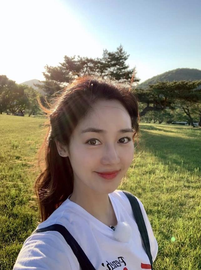 Dù đã 38 tuổi thế nhưng Sung Yuri vẫn trẻ đẹp như thiếu nữ. Sau khi kết hôn vào năm 2017, nữ diễn viên tập trung hơn cho việc chăm sóc gia đình và ít hoạt động showbiz.