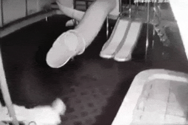 Clip: Sôi máu chồng vũ phu liên tục dìm vợ xuống nước rồi lại kéo lên bóp cổ trước mặt con nhỏ-1