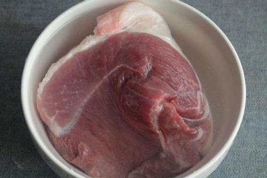 Rã đông thịt, chỉ cần thêm 2 nguyên liệu này 5 phút là thịt mềm, tươi ngon như mới mua