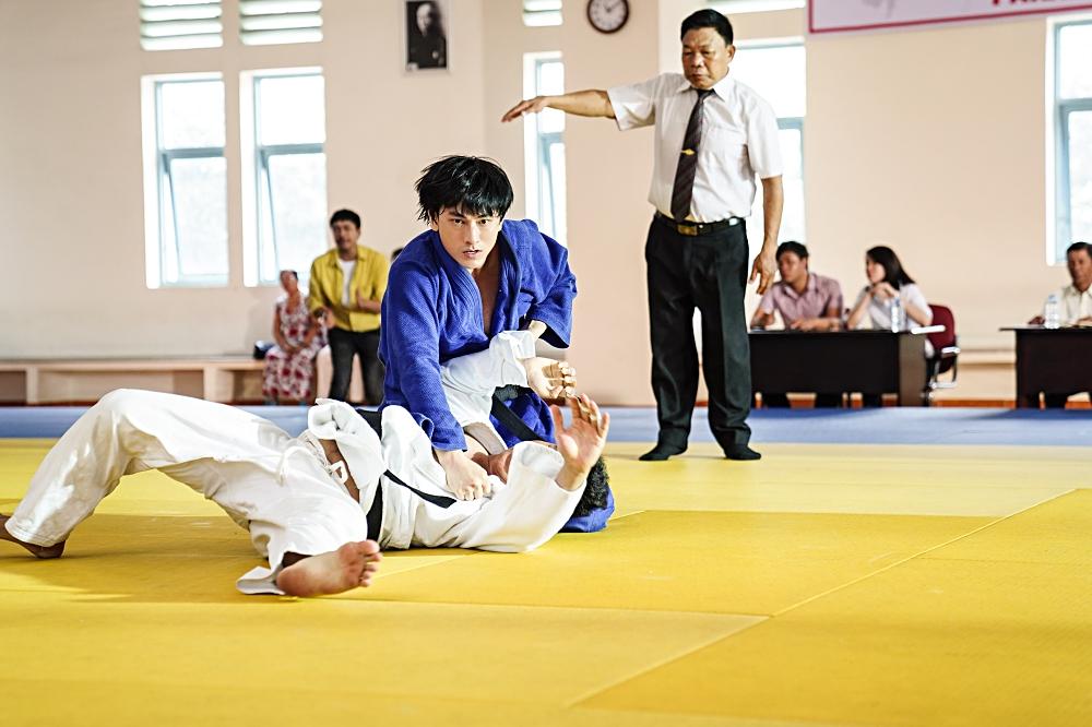Quá nhập vai vận động viên Judo, Isaac khiến đoàn phim khiếp sợ vì gặp ai cũng muốn vật-1