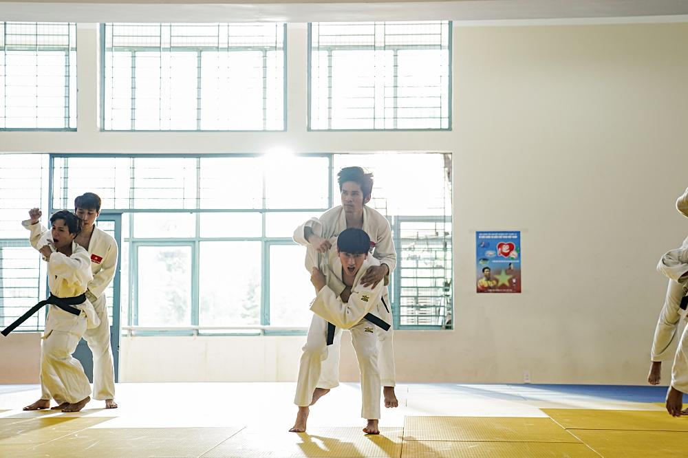 Quá nhập vai vận động viên Judo, Isaac khiến đoàn phim khiếp sợ vì gặp ai cũng muốn vật-3