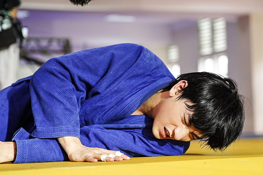 Quá nhập vai vận động viên Judo, Isaac khiến đoàn phim khiếp sợ vì gặp ai cũng muốn vật-4