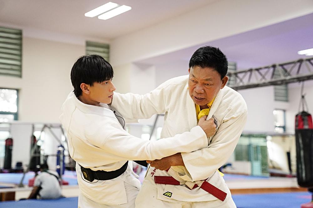 Quá nhập vai vận động viên Judo, Isaac khiến đoàn phim khiếp sợ vì gặp ai cũng muốn vật-2