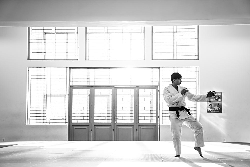 Quá nhập vai vận động viên Judo, Isaac khiến đoàn phim khiếp sợ vì gặp ai cũng muốn vật-6