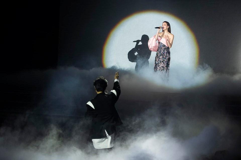 Đụng hàng đầm cúp ngực, Hồ Ngọc Hà lấn át Thanh Hằng nhờ vòng 1 căng đét-4