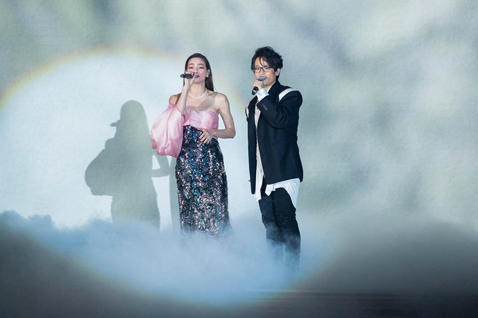 Đụng hàng đầm cúp ngực, Hồ Ngọc Hà lấn át Thanh Hằng nhờ vòng 1 căng đét-3