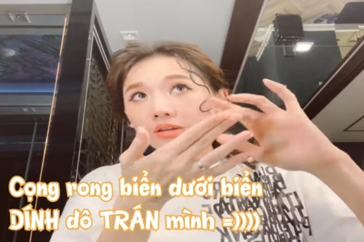 Ai bắt trend quái dị nhanh như Hari Won: hết tóc rong biển giờ đến môi mào gà, môi sò đón Tết-6