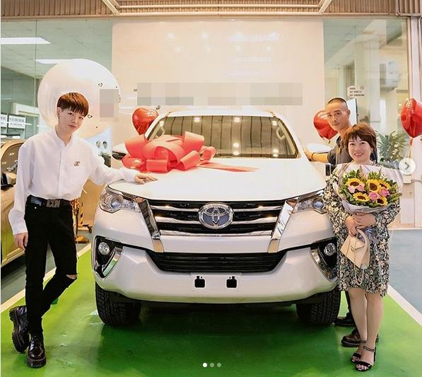 Đức Phúc bóp mồm bóp miệng mua xe cho bố, fans cầu xin: Đừng giảm cân nữa anh ơi-1