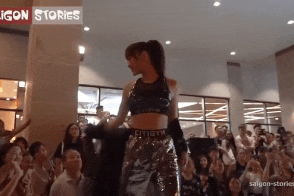 Sau màn 'nhào lộn' thảm họa, Minh Hằng lại gây cười khi tí thì vấp ngã trong lúc thể hiện trình catwalk