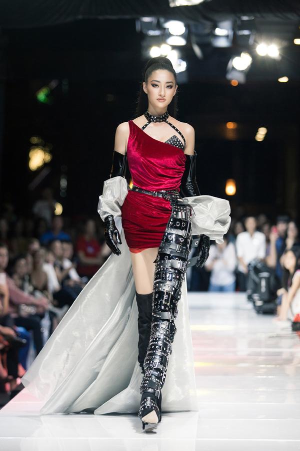 Sau đăng quang chưa lâu, hoa hậu Lương Thùy Linh đã nâng hạng kỹ năng catwalk lên đỉnh cao mới-1