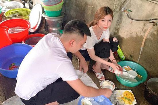 Bức ảnh gái xinh ngồi rửa đống bát sau bữa tiệc ở quê khiến các chàng trai phải truy lùng danh tính