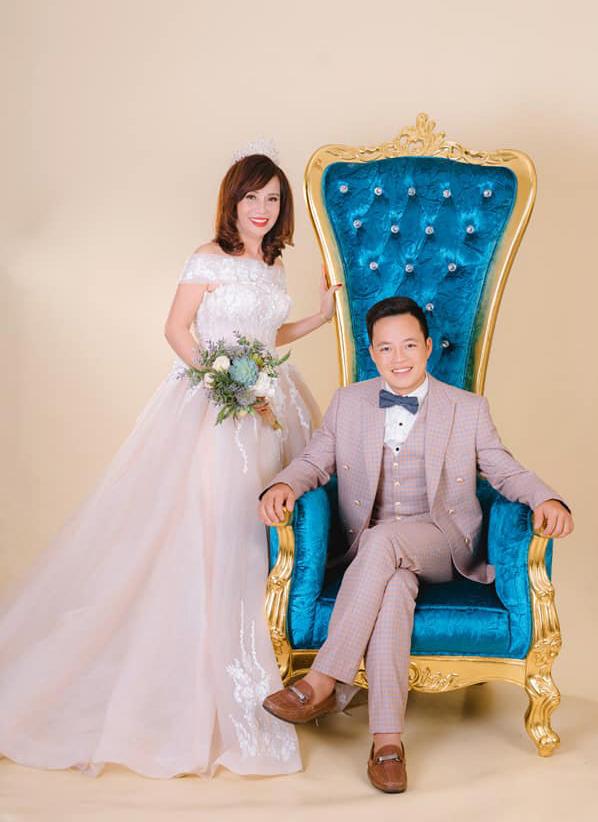 Hé lộ hình ảnh cô dâu 62 ở Cao Bằng trong bữa tiệc rình rang kỉ niệm 1 năm ngày cưới chồng 27 tuổi-1