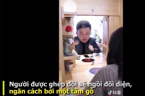 Quán lẩu gõ cửa có người yêu hút khách ở Trung Quốc