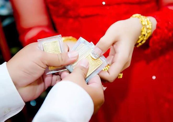 Nhiều người lóa mắt nhìn cô dâu miền Tây phủ vàng từ đầu đến chân trong ngày vu quy-5