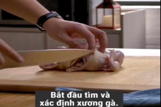 Rút xương gà nguyên con nhanh lẹ như đầu bếp chuyên nghiệp