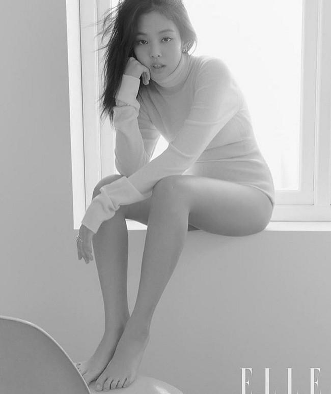 Jennie Black Pink mong manh đượm buồn trong cây Chanel trên tạp chí danh tiếng-3