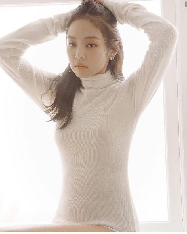 Jennie Black Pink mong manh đượm buồn trong cây Chanel trên tạp chí danh tiếng-4