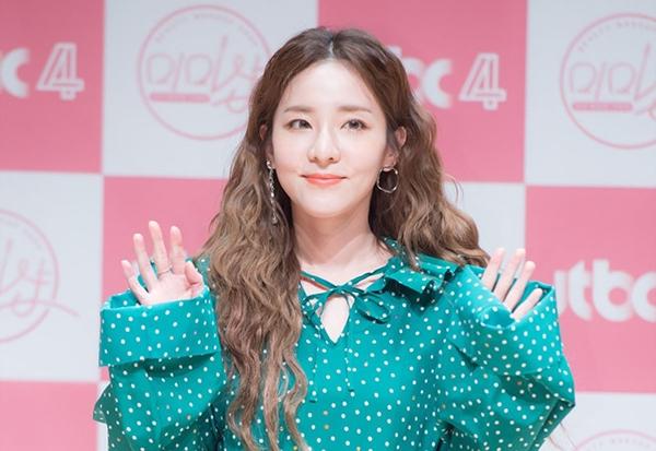 Sandara Park (2NE1): Dara có tuổi thơ bất hạnh khi bố cô đã bỏ gia đình đi theo một phụ nữ khác và đem theo toàn bộ số tiền cả nhà tích góp được trong nhiều năm. Từ đó, nữ idol trở thành trụ cột gia đình, vừa chăm sóc mẹ và 2 em, vừa lo kiếm tiền để trang trải cuộc sống. Dara quyết định bước chân vào showbiz để đổi đời. Cô từng chấp nhận chụp những bộ ảnh sexy với hy vọng được sớm nổi tiếng. Khi sự nghiệp đang trên đà phát triển, cha cô đột ngột bị bắt và gia đình Dara buộc phải trở lại Hàn Quốc.