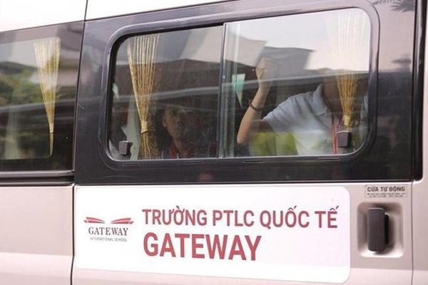 Ô tô trường Gateway tông xe bồn, tài xế nhập viện cấp cứu-2