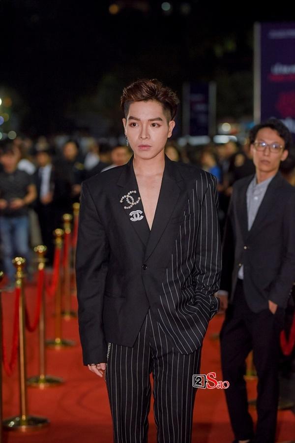 Giọng ca "Còn yêu đâu ai rời đi" mặc suit đen khá ngầu với thần thái khá lạnh lùng.