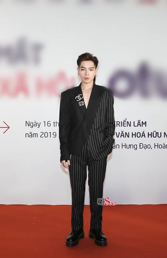 Tối qua, tại 1 sự kiện ở Hà Nội, Đức Phúc cùng rất nhiều sao Vbiz đã xuất hiện trên thảm đỏ.