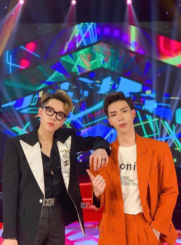 2 thành viên của "Gia đình hoa dâm bụt" càng thân lại càng giống nhau như anh em song sinh.