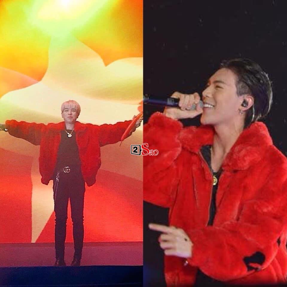 ...hoặc áo choàng lông đỏ chóe cũng phải giống nhau mới chịu.