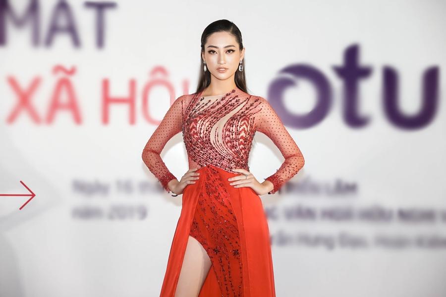 Ai chọc giận gì mà Miss World Vietnam 2019 Lương Thùy Linh mang bộ mặt như đâm lê lên thảm đỏ thế kia?-4