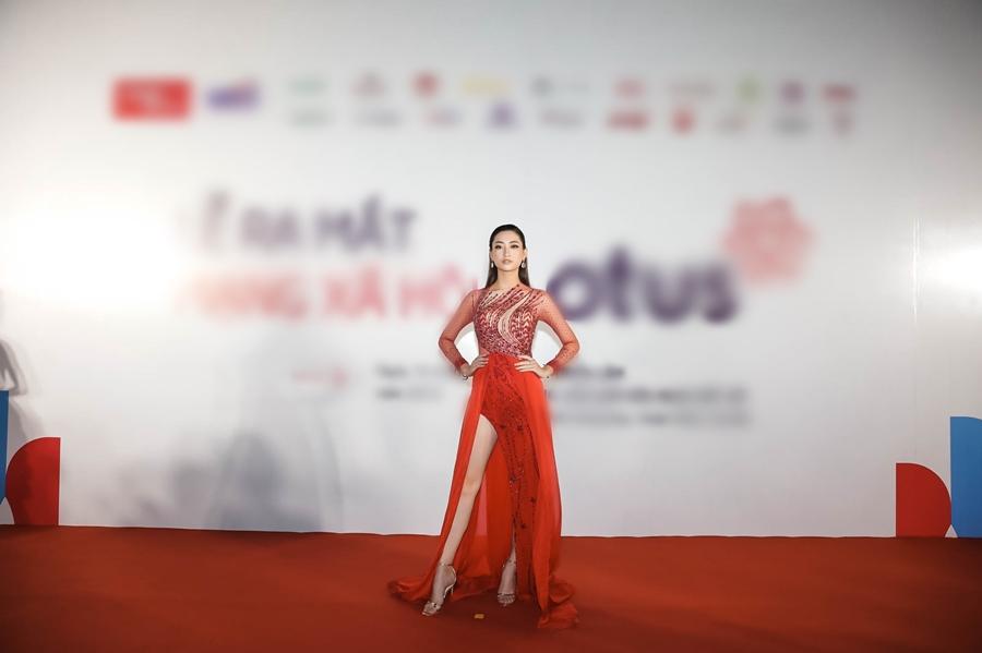 Ai chọc giận gì mà Miss World Vietnam 2019 Lương Thùy Linh mang bộ mặt như đâm lê lên thảm đỏ thế kia?-5