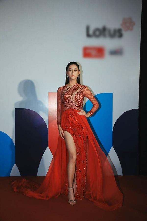 Ai chọc giận gì mà Miss World Vietnam 2019 Lương Thùy Linh mang bộ mặt như đâm lê lên thảm đỏ thế kia?-3