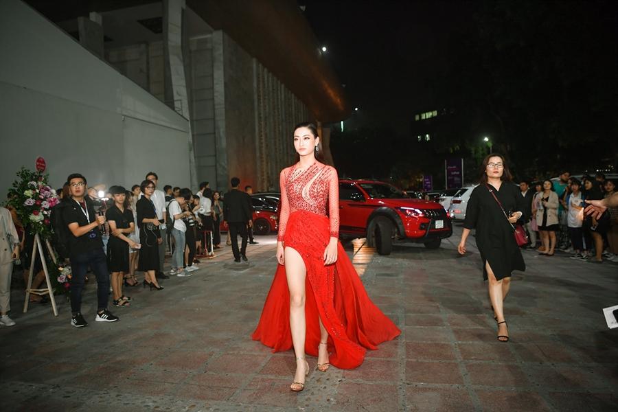 Ai chọc giận gì mà Miss World Vietnam 2019 Lương Thùy Linh mang bộ mặt như đâm lê lên thảm đỏ thế kia?-1
