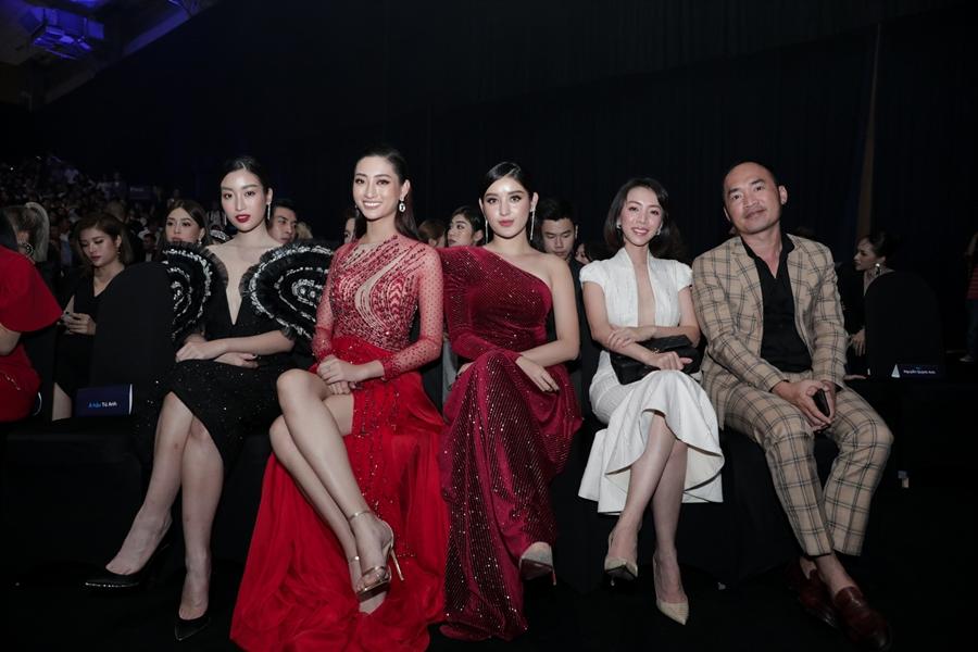 Ai chọc giận gì mà Miss World Vietnam 2019 Lương Thùy Linh mang bộ mặt như đâm lê lên thảm đỏ thế kia?-8