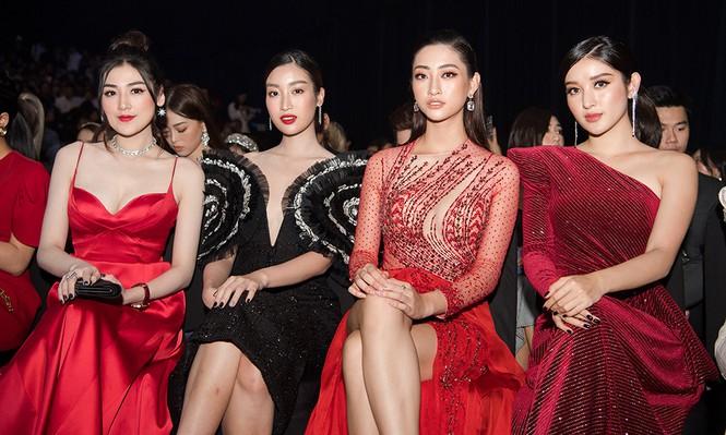 Ai chọc giận gì mà Miss World Vietnam 2019 Lương Thùy Linh mang bộ mặt như đâm lê lên thảm đỏ thế kia?-6
