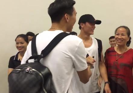 Rơm rớm nước mắt vì phải xa Văn Hậu nhưng lời nhắn sặc mùi cà khịa của Bùi Tiến Dũng làm fan thích thú-2