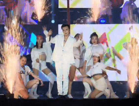 Đẹp thì có đẹp nhưng pháo sáng sân khấu khiến nhiều nghệ sĩ gặp tai nạn từ dở khóc dở cười cho tới nguy hiểm!-1