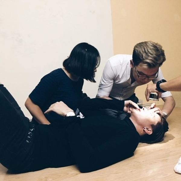 Đẹp thì có đẹp nhưng pháo sáng sân khấu khiến nhiều nghệ sĩ gặp tai nạn từ dở khóc dở cười cho tới nguy hiểm!-4