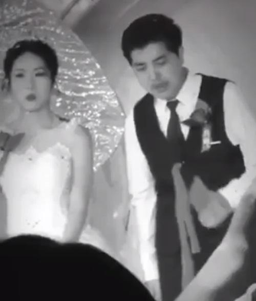 Xôn xao clip người yêu cũ lên sân khấu ôm hôn chú rể nhưng phản ứng của cô dâu mới khó hiểu-3