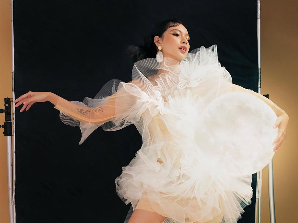 Lại thêm 2 mỹ nhân đụng hàng váy bông tắm với Hương Giang, bất ngờ là Sam tỏa sáng vượt bậc-5