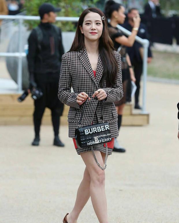 Ra mà xem nữ thần Jisoo Black Pink xinh ngất ngây tại show Burberry-6