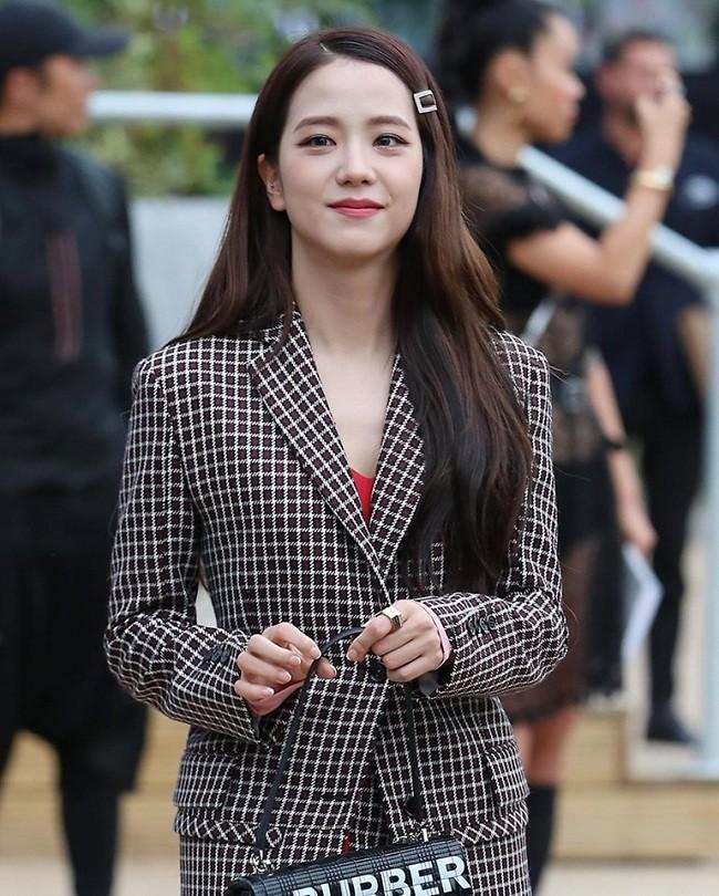 Ra mà xem nữ thần Jisoo Black Pink xinh ngất ngây tại show Burberry-9