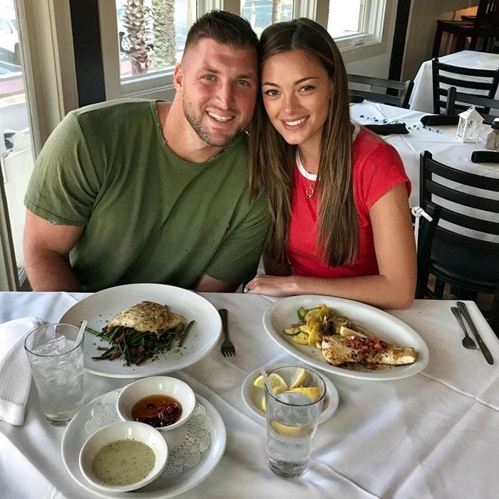 Ngôi sao bóng bầu dục nước Mỹ - Tim Tebow khoe ảnh hạnh phúc bên bạn gái Demi-Leigh Nel-Peters. Anh ngọt ngào gọi nửa kia là 